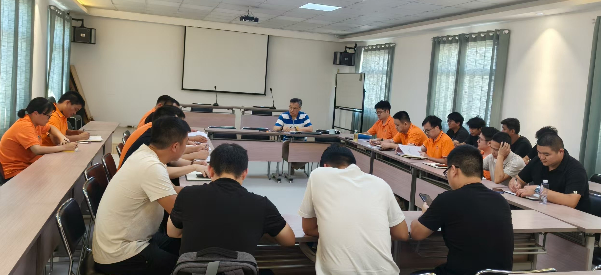 公司組織人防設(shè)備新標(biāo)準(zhǔn)宣貫會暨業(yè)務(wù)學(xué)習(xí)會